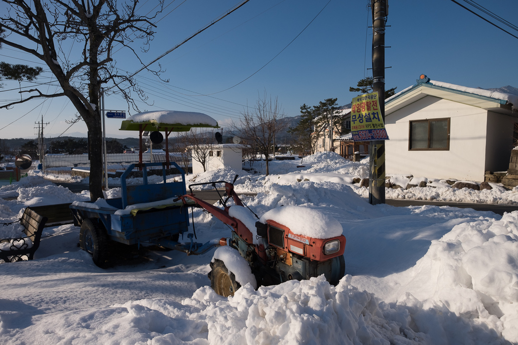 Snowy conditions outside Kyung-ah's house.