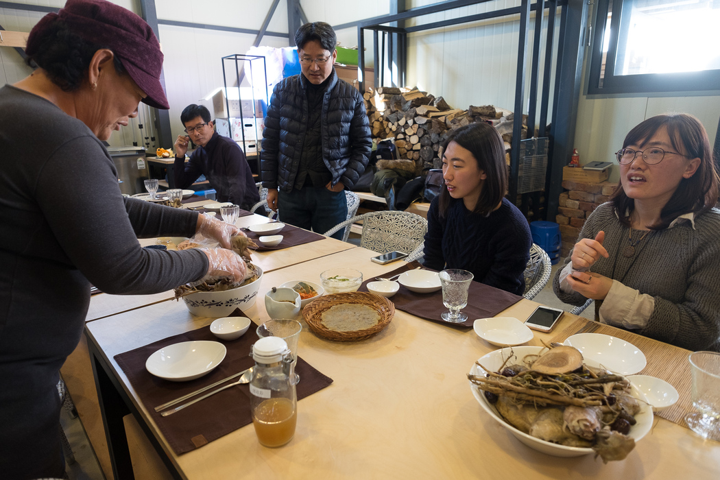 Lunch is served at Mr. and Mrs. Kim's house.