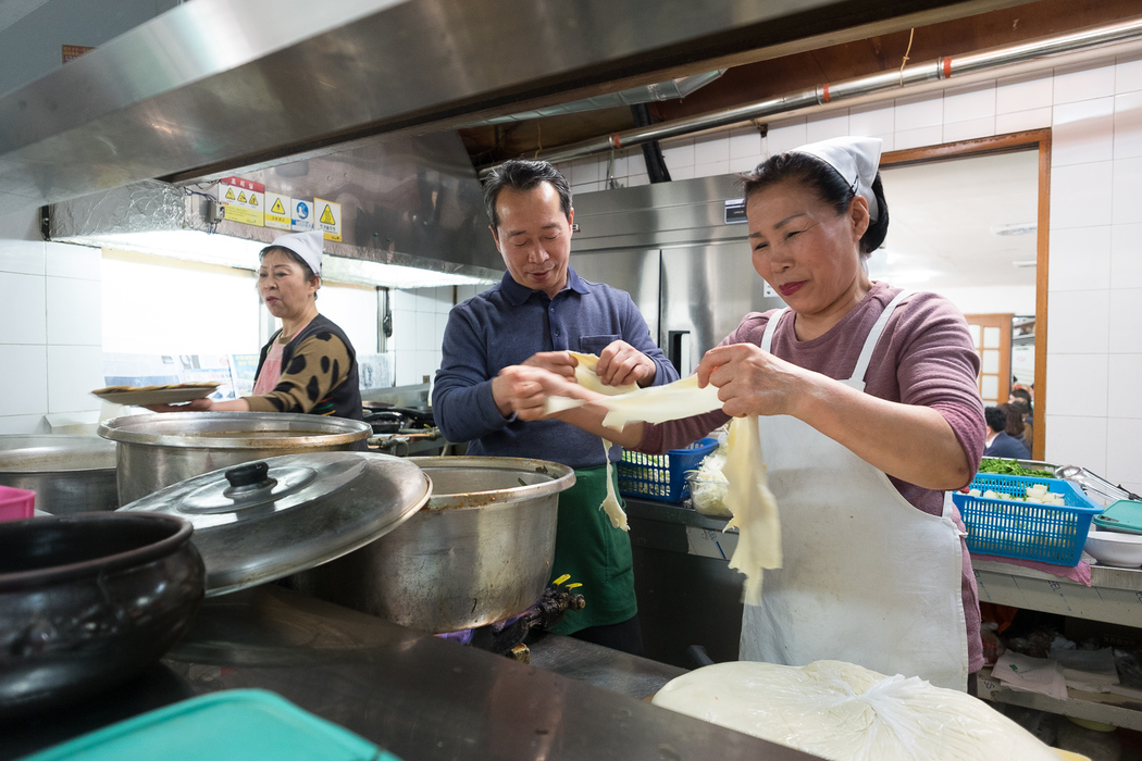 Making Su Jeoi Bi, a torn-noodle soup.