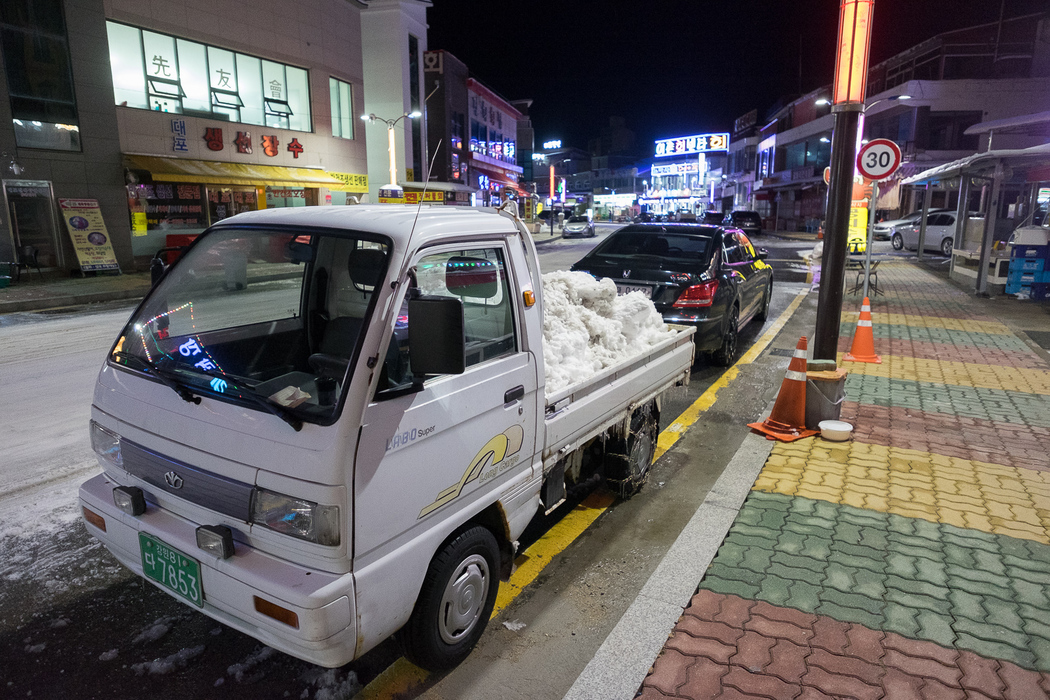 A pickup filled with snow in Sokcho.