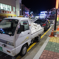 A pickup filled with snow in Sokcho.