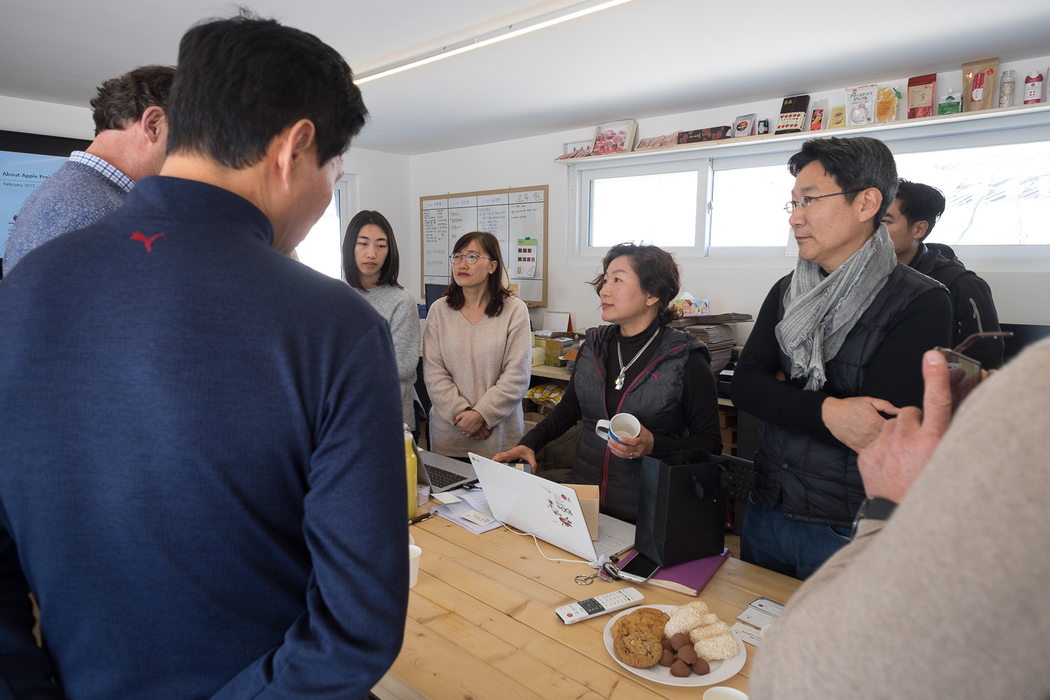 (Facing, L-R) Lin Su-bin, Oh Kyung-ah, Kim Kyung-hee, and Kim Chul-ho receive gifts from Big Fish.