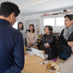 (Facing, L-R) Lin Su-bin, Oh Kyung-ah, Kim Kyung-hee, and Kim Chul-ho receive gifts from Big Fish.