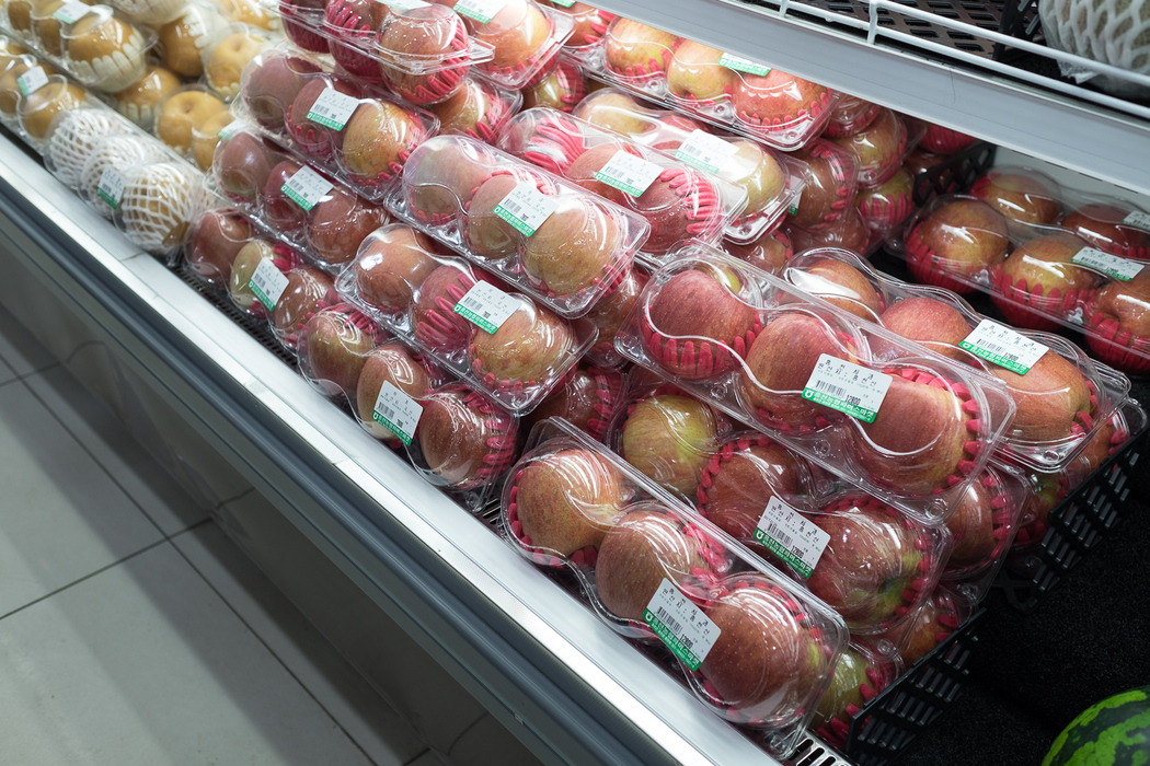 Apples for sale in a supermarket. These apples are for ordinary consumption, not gifting or ceremony. 12,000 won = £8; the apples are £2.70 each.