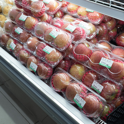 Apples for sale in a supermarket. These apples are for ordinary consumption, not gifting or ceremony. 12,000 won = £8; the apples are £2.70 each.