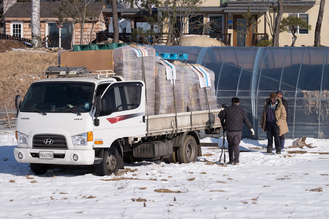 Farmers having trouble with their lorry in the snow. The punchbowl, Yanggu county.