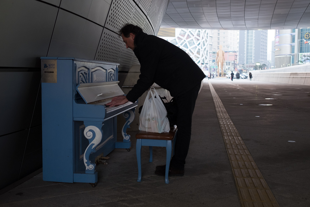 Will playing the piano, Dongdaemun design centre.