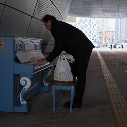 Will playing the piano, Dongdaemun design centre.