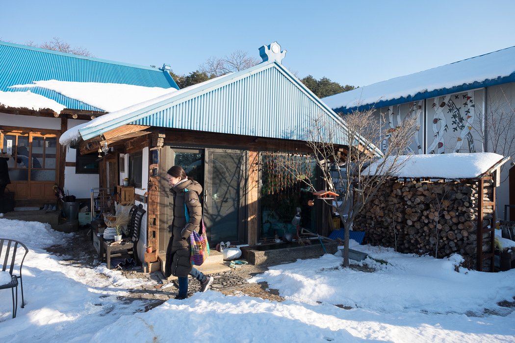 Su-bin, Kyung-ah's eldest daughter, outside Kyung-ah's house.