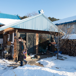 Su-bin, Kyung-ah's eldest daughter, outside Kyung-ah's house.