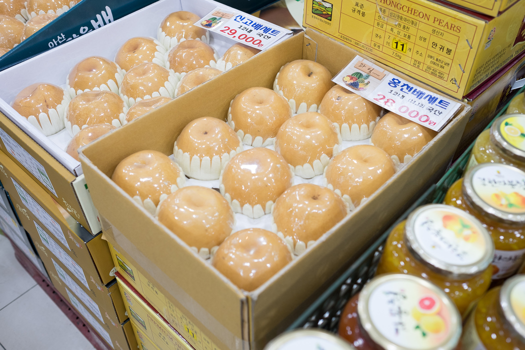 Korean pears for sale in a supermarket. 28,000 won = approximately £19.