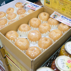 Korean pears for sale in a supermarket. 28,000 won = approximately £19.