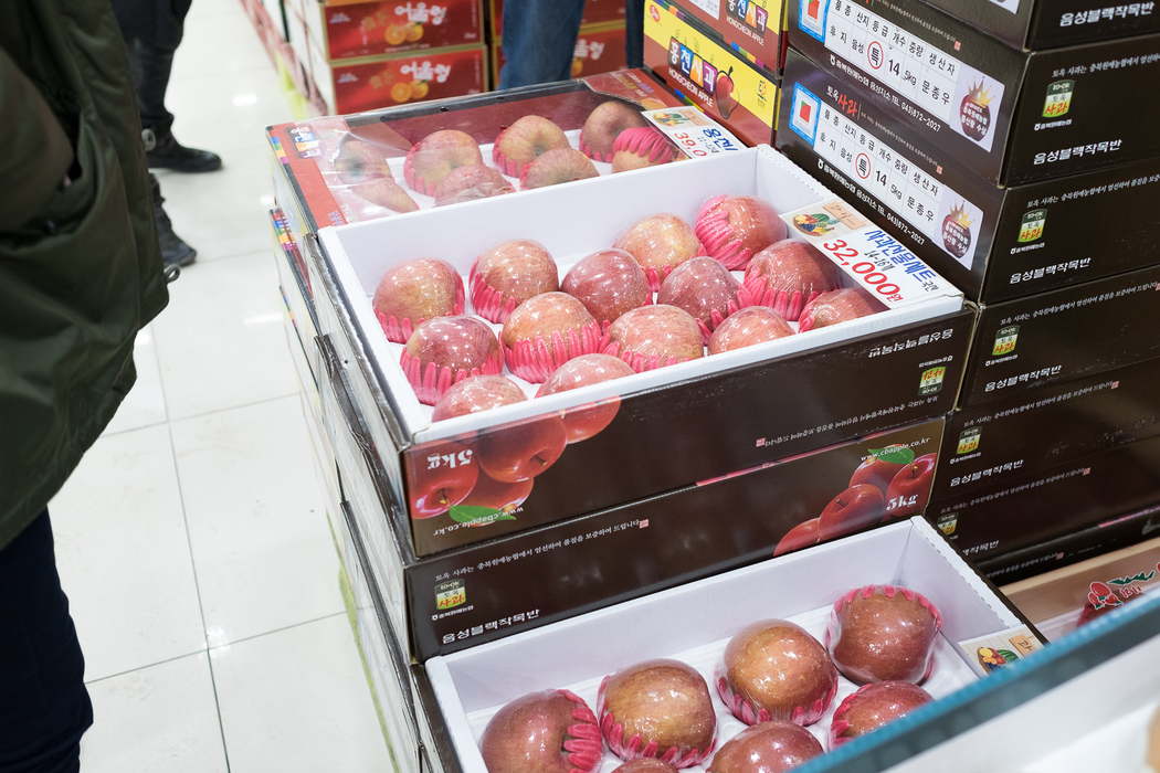 Apples for sale in NongHyup, a Korean supermarket. 32,000 won = approximately £22; the apples are approximately £1.75 each.