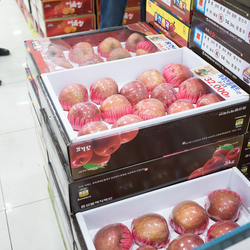 Apples for sale in NongHyup, a Korean supermarket. 32,000 won = approximately £22; the apples are approximately £1.75 each.