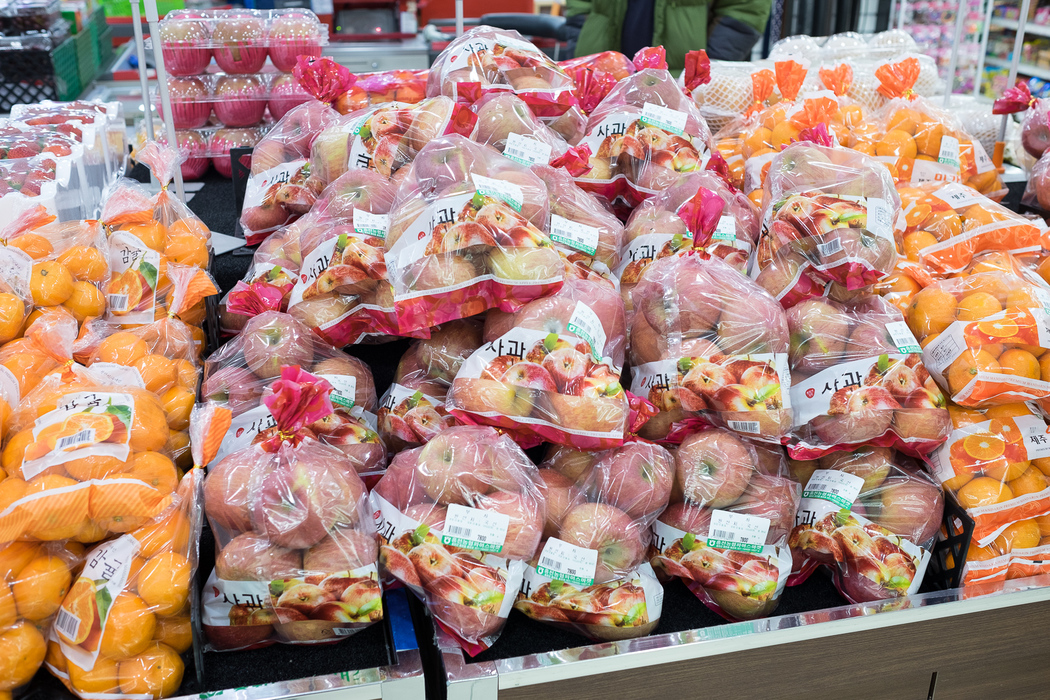 Ordinary eating apples for sale in NongHyup, a supermarket outside Seoul. 7,800 won = approximately £5; the apples cost 80p–£1 each.