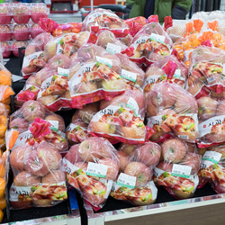 Ordinary eating apples for sale in NongHyup, a supermarket outside Seoul. 7,800 won = approximately £5; the apples cost 80p–£1 each.